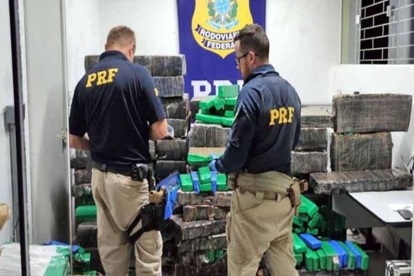 PRF apreende mais de duas toneladas de maconha na BR-480 em Chapecó; Caminhão é de Cascavel