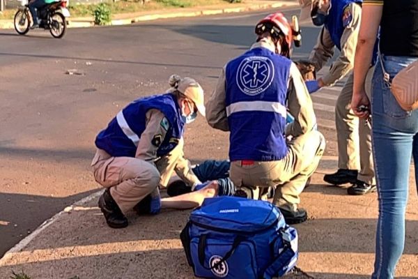 Imagem referente a notícia: Motociclista sofre escoriações no joelho após colisão na Rua Ipanema