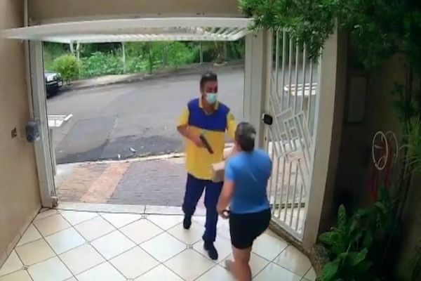 Alerta: Homem se passa por carteiro para assaltar dona de casa; Veja vídeo