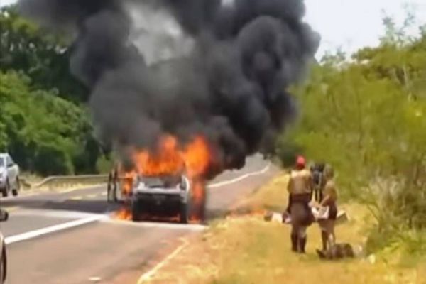 Camioneta pega fogo na BR-272 entre Goioerê e Janiópolis