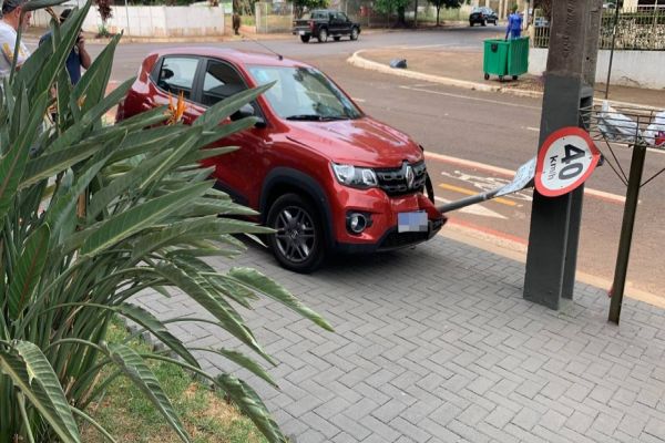Placa de sinalização é arrancada após colisão de trânsito na Rua Vicente Machado