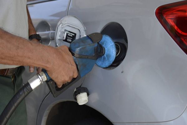 Encher o tanque “até a boca” é proibido no Paraná