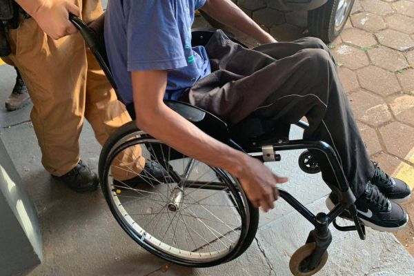 Imagem referente a notícia: Cadeirante e amigo são detidos com revólver e maconha no Jardim Riviera