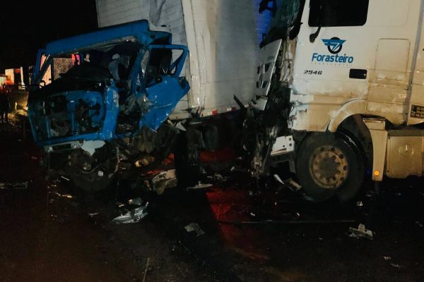 Cinco pessoas ficam em estado grave em forte colisão entre dois caminhões e três carros na BR-277