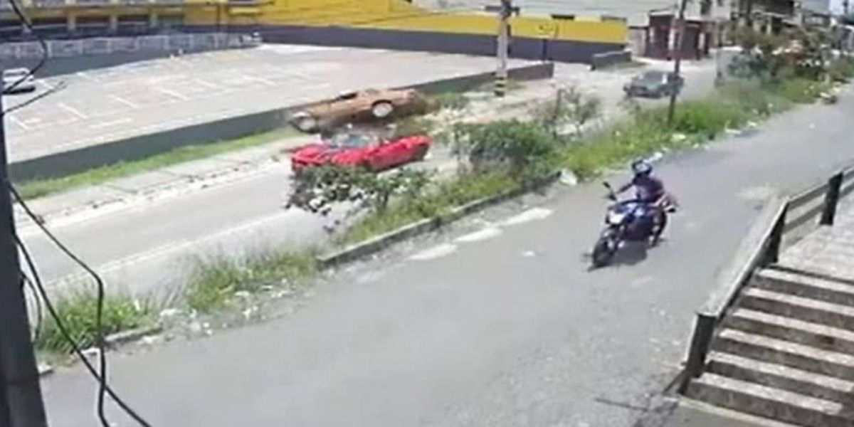 Chevette "voa" e atinge Camaro em acidente na Região Metropolitana de Belo Horizonte; veja vídeo