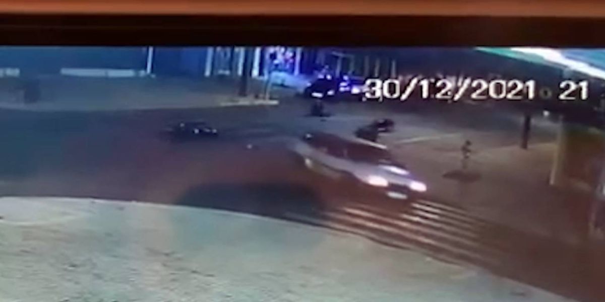 Câmera de segurança registra grave colisão de trânsito entre carro em moto no Bairro Cascavel Velho