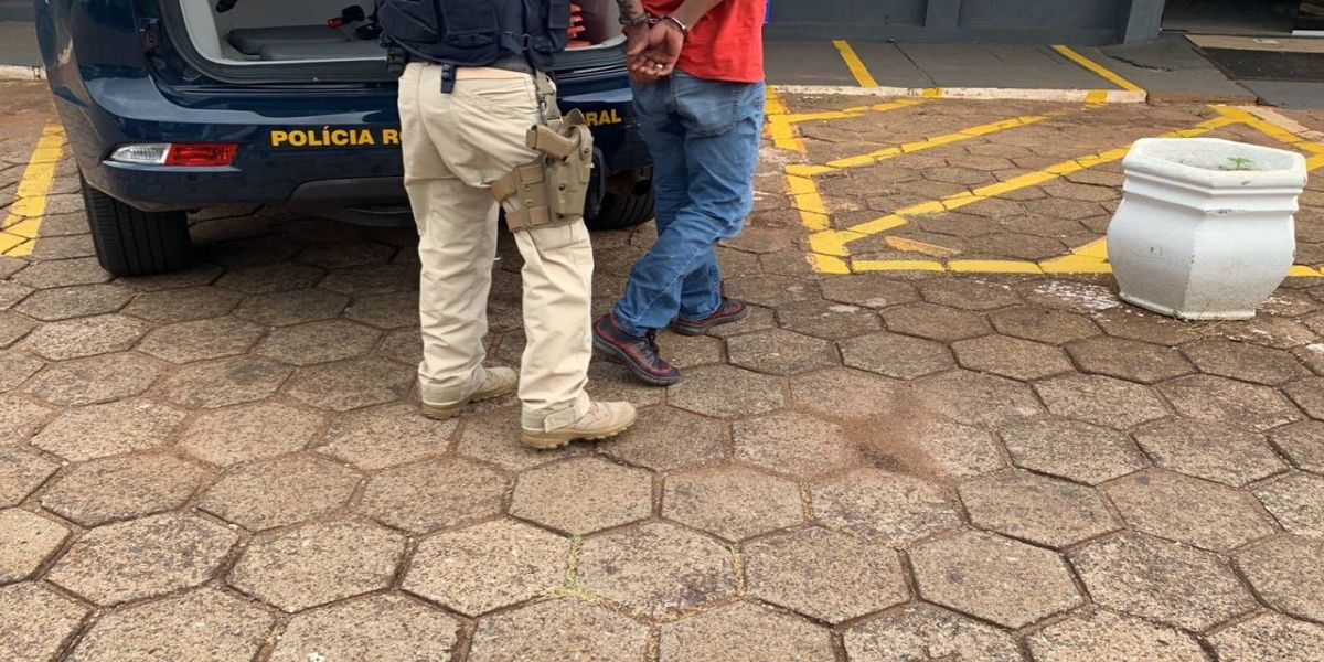 Homem de 41 anos é preso com mandado de prisão em aberto na BR-277
