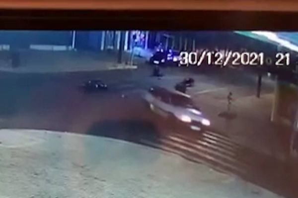 Imagem referente a notícia: Câmera de segurança registra grave colisão de trânsito entre carro em moto no Bairro Cascavel Velho