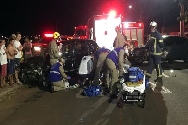 Imagem referente a notícia: Homem morre em forte colisão de trânsito após tentar desviar de cachorro na Av. das Pombas