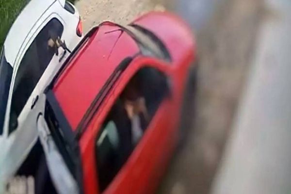 Criança fica desesperada ao ver os pais fuzilados dentro de carro; assista