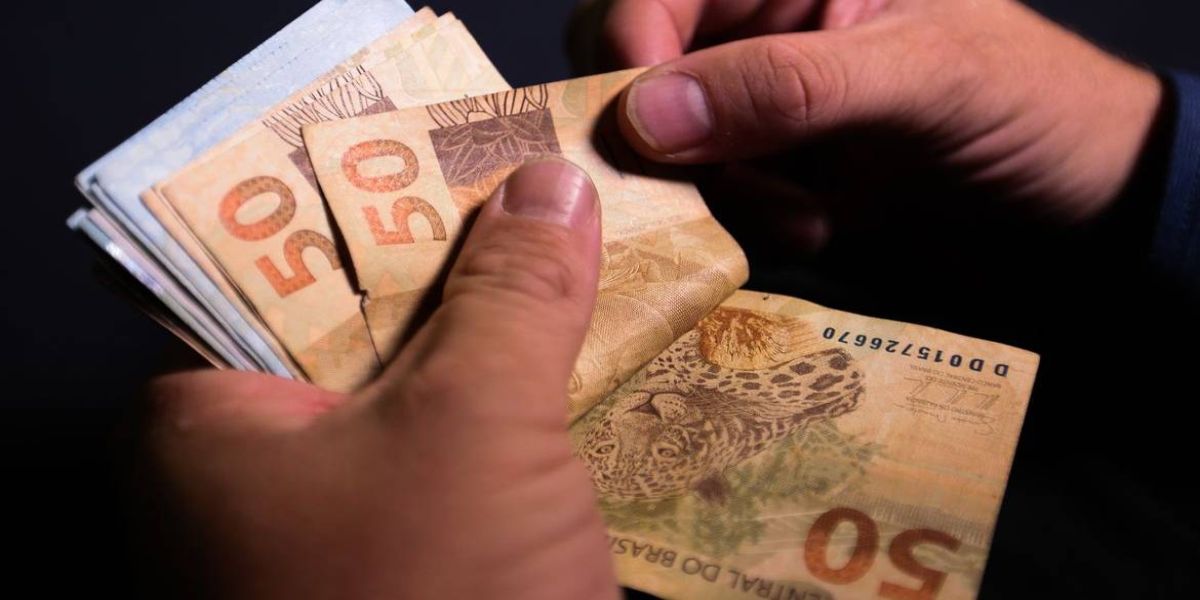 Salário mínimo passa a ser de R$ 1.212 a partir de amanhã