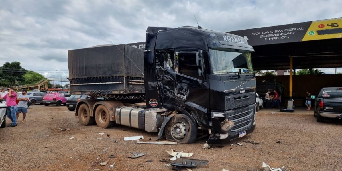 Carreta desgovernada invade pátio de restaurante e provoca acidente as margens da PR-280