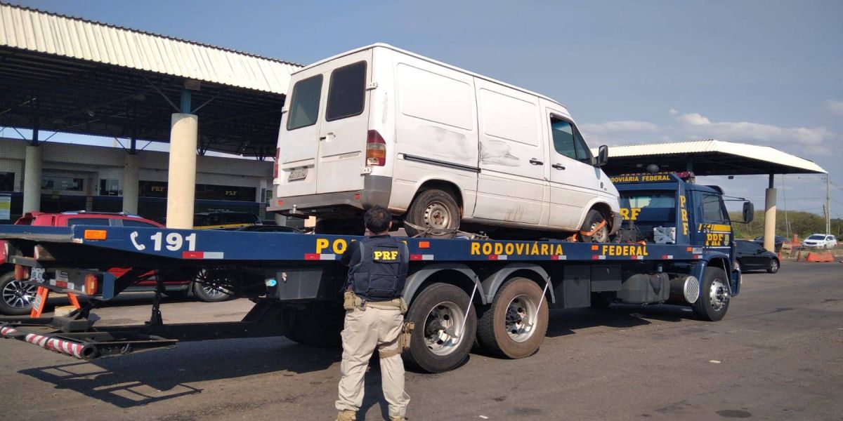 Polícia Rodoviária Federal em Guaíra recupera van Mercedes Benz furtada em Cascavel