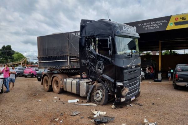 Imagem referente a notícia: Carreta desgovernada invade pátio de restaurante e provoca acidente as margens da PR-280