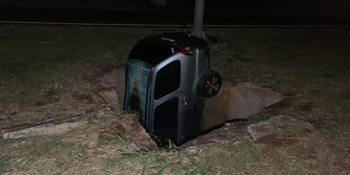 Carro cai dentro de caixa coletora de água pluvial na BR-467 em Cascavel