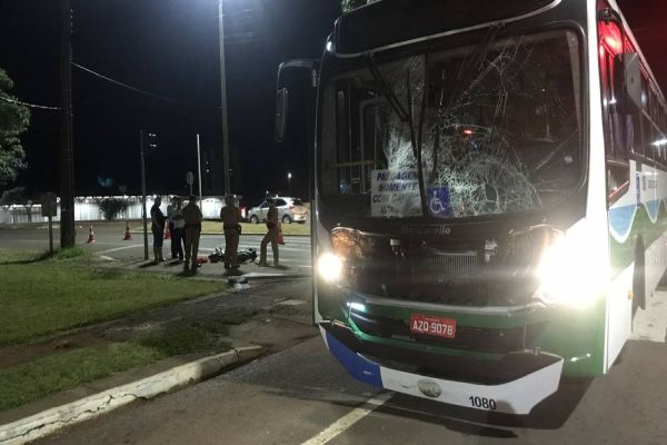Duas pessoas ficam em estado grave após colisão frontal entre moto e ônibus do transporte coletivo