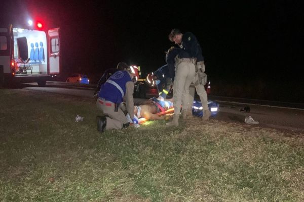 Imagem referente a notícia: Duas pessoas ficaram feridas após serem atropeladas na BR-369 e carro se evade do local