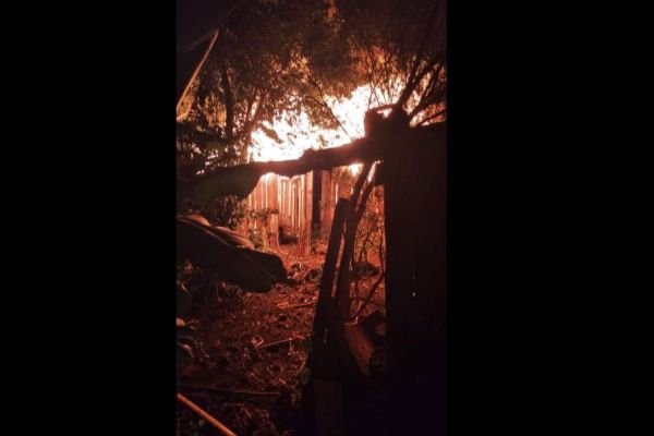 Casa de madeira pega fogo e morador morre carbonizado em Quedas do Iguaçu