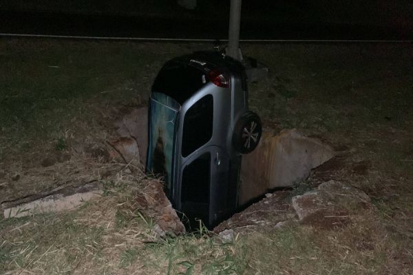 Imagem referente a notícia: Carro cai dentro de caixa coletora de água pluvial na BR-467 em Cascavel