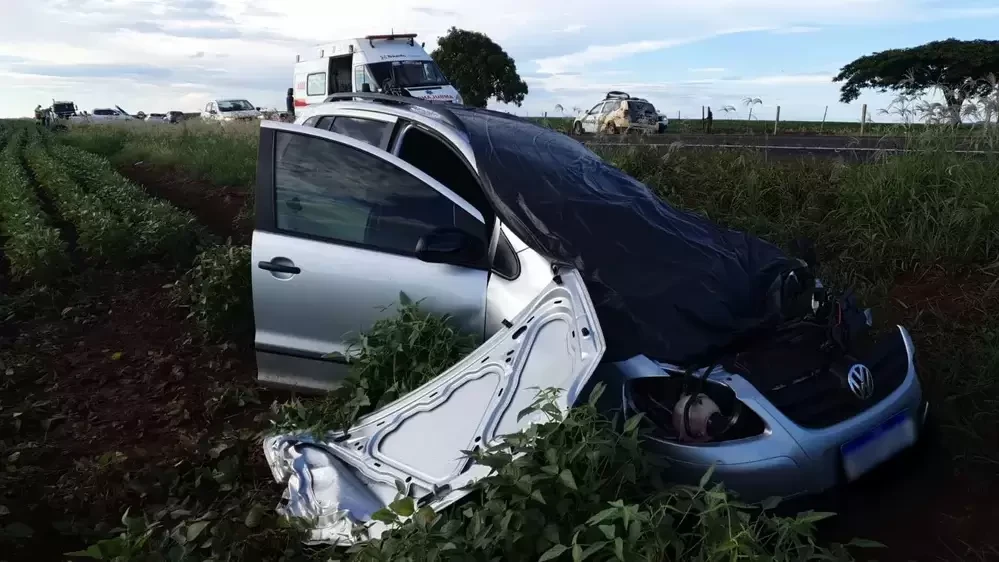 Foto relacionada a notícia: Casal morre e três pessoas ficam feridas após batida entre carro e caminhonete na PR-323