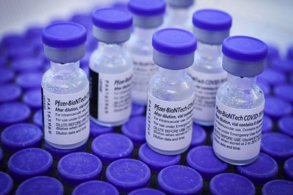 Brasil recebe primeiro lote de vacinas contra a covid-19 de 2022