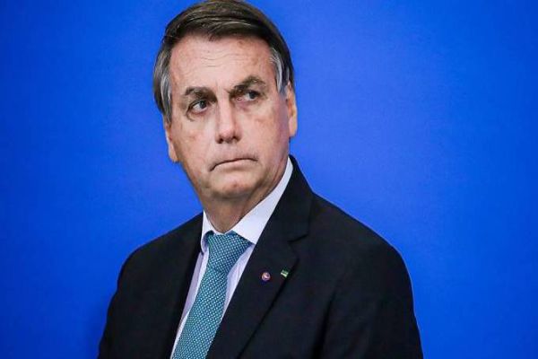 Bolsonaro interrompe férias em SC para se internar em hospital de SP