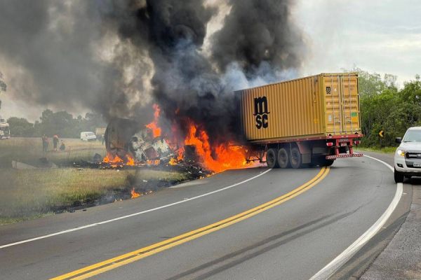 Imagem referente a notícia: Colisão frontal entre duas carretas deixa um morto e outro com múltiplas fraturas na BR277 em Candói