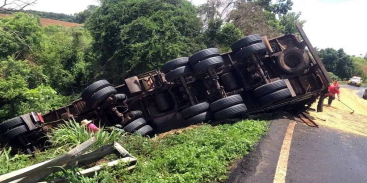 Caminhoneiro fica ferido em capotamento na PR 444 em Arapongas