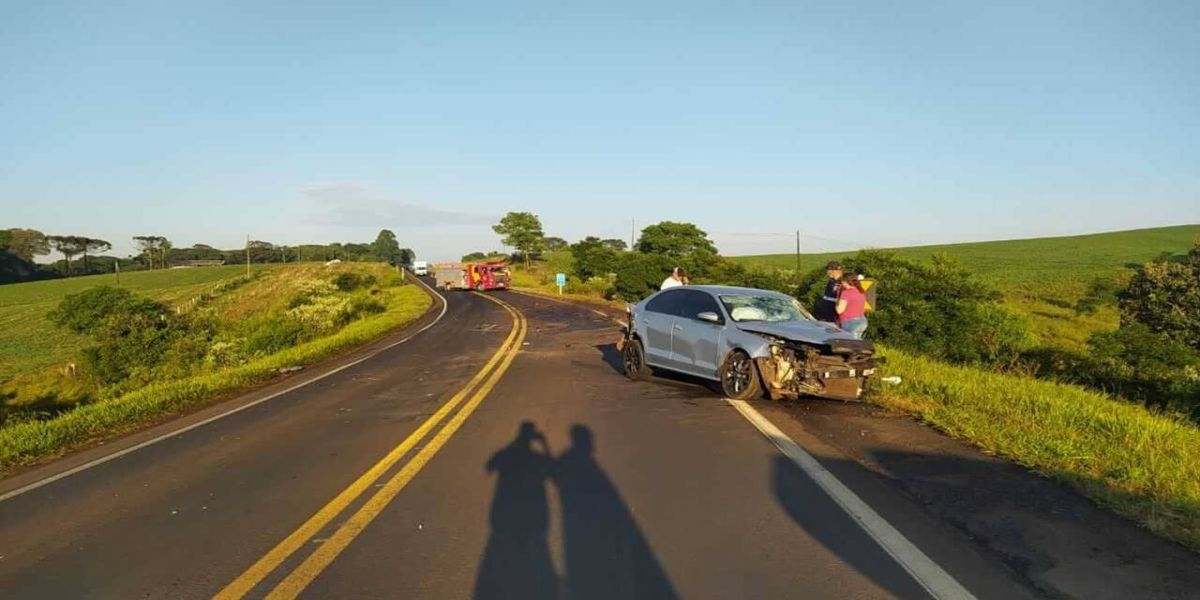 Dionísio Cerqueira – Acidente envolvendo dois caminhões e um veículo deixa três pessoas feridas