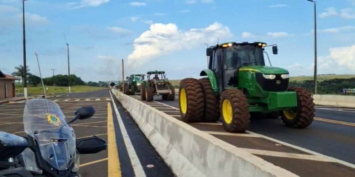 PRF realiza escolta de mais de 1.500 tratores na região de Guarapuava (PR)