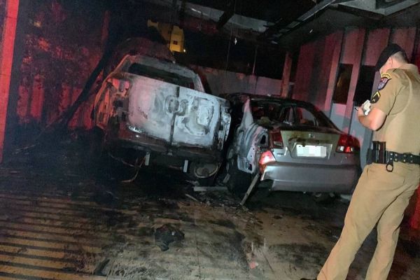 Carros e residência são atingidos por incêndio no Bairro Pioneiro Catarinense