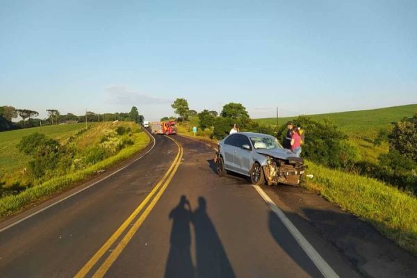 Dionísio Cerqueira – Acidente envolvendo dois caminhões e um veículo deixa três pessoas feridas
