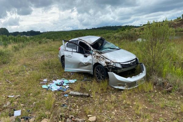 Homem sofre ferimentos após carro capotar na PRC-280