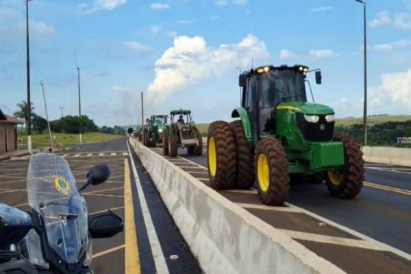 PRF realiza escolta de mais de 1.500 tratores na região de Guarapuava (PR)