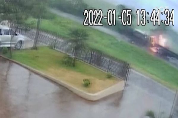 Imagem referente a notícia: Impressionante: Câmera de segurança registra colisão entre caminhões e explosão na BR-369 em Ubiratã