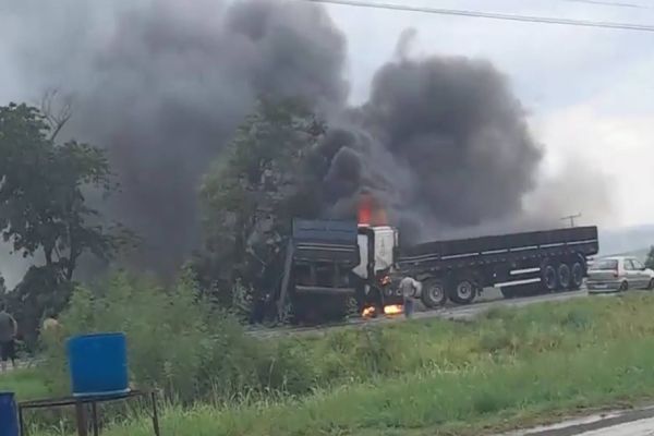 Imagem referente a notícia: Caminhões pegam fogo após forte colisão na BR-369 em Ubiratã