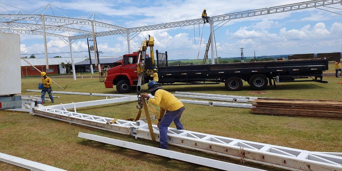Montagem de estandes avança rápido em área do Show Rural Coopavel