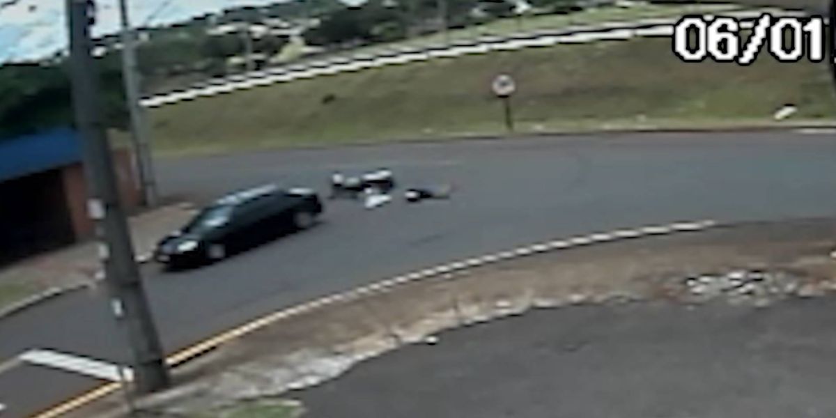Câmera de segurança registra forte colisão entre carro e moto na marginal da PRc-467