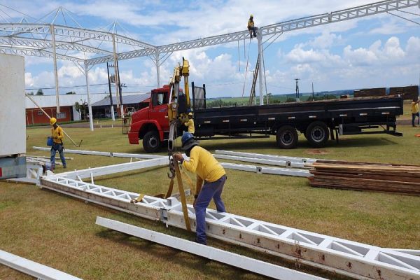 Montagem de estandes avança rápido em área do Show Rural Coopavel