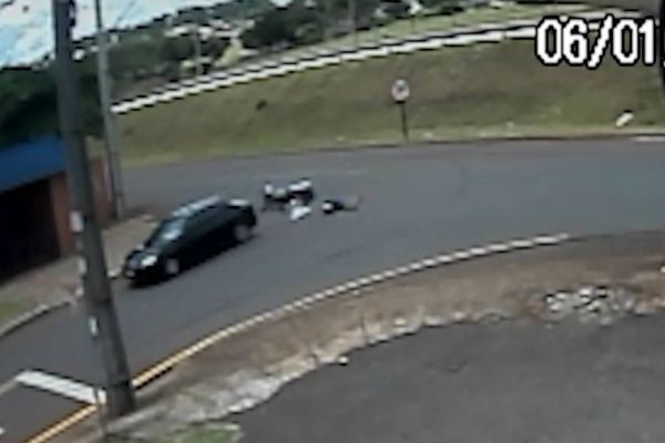 Imagem referente a notícia: Câmera de segurança registra forte colisão entre carro e moto na marginal da PRc-467