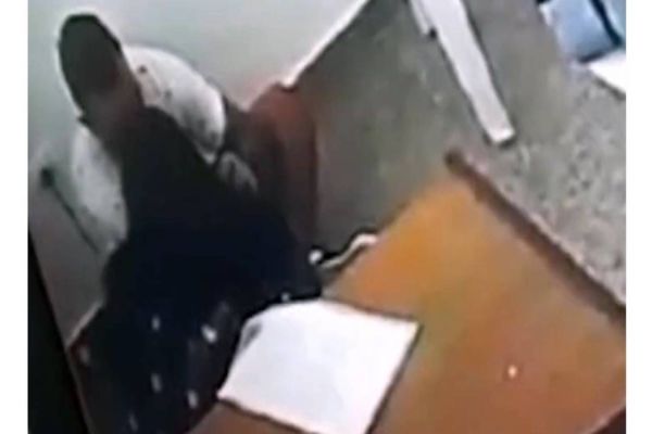 Juíza é flagrada beijando condenado à prisão perpétua