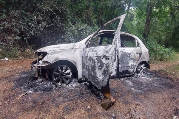 Imagem referente a notícia: Sudoeste: Mulher é encontrada carbonizada dentro de veículo no interior de Dionísio Cerqueira