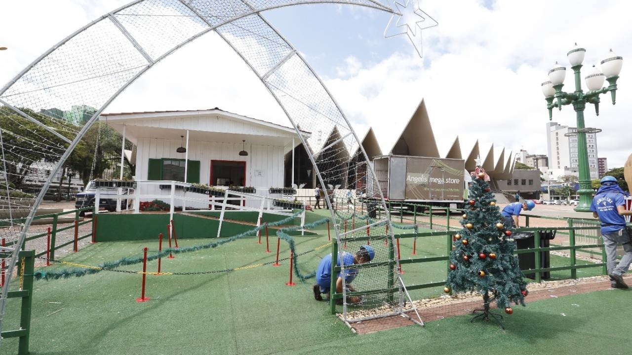 Decoração de natal começa a ser desmontada em Cascavel