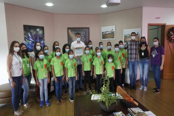 Coral Rouxinol é recebido pelo prefeito Paranhos