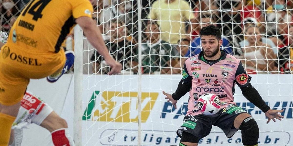 André Deko, do Cascavel Futsal, é escolhido um dos 10 melhores goleiro do mundo