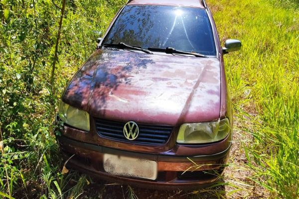 Carro utilizado no homicídio de Emerson Gabriel Ifran é localizado em estrada rural
