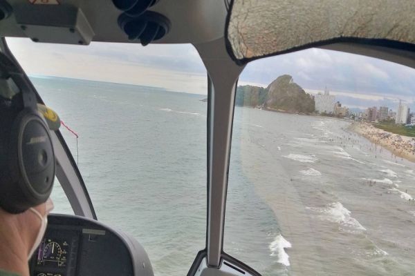 O que fazer quando um helicóptero pousa na praia? BPMOA orienta veranistas