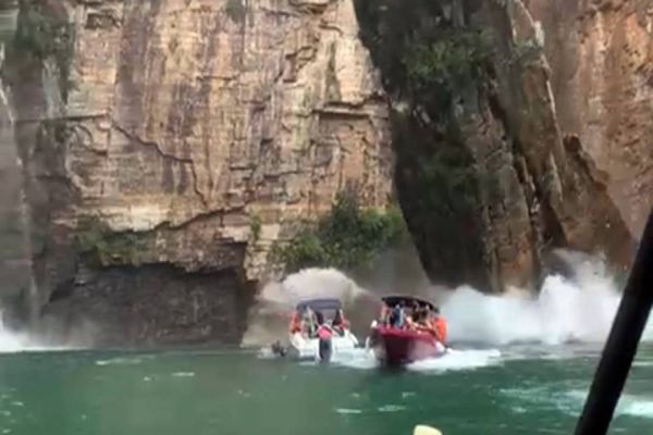 Deslizamento de pedras atinge embarcações com turistas em Capitólio; Veja o vídeo
