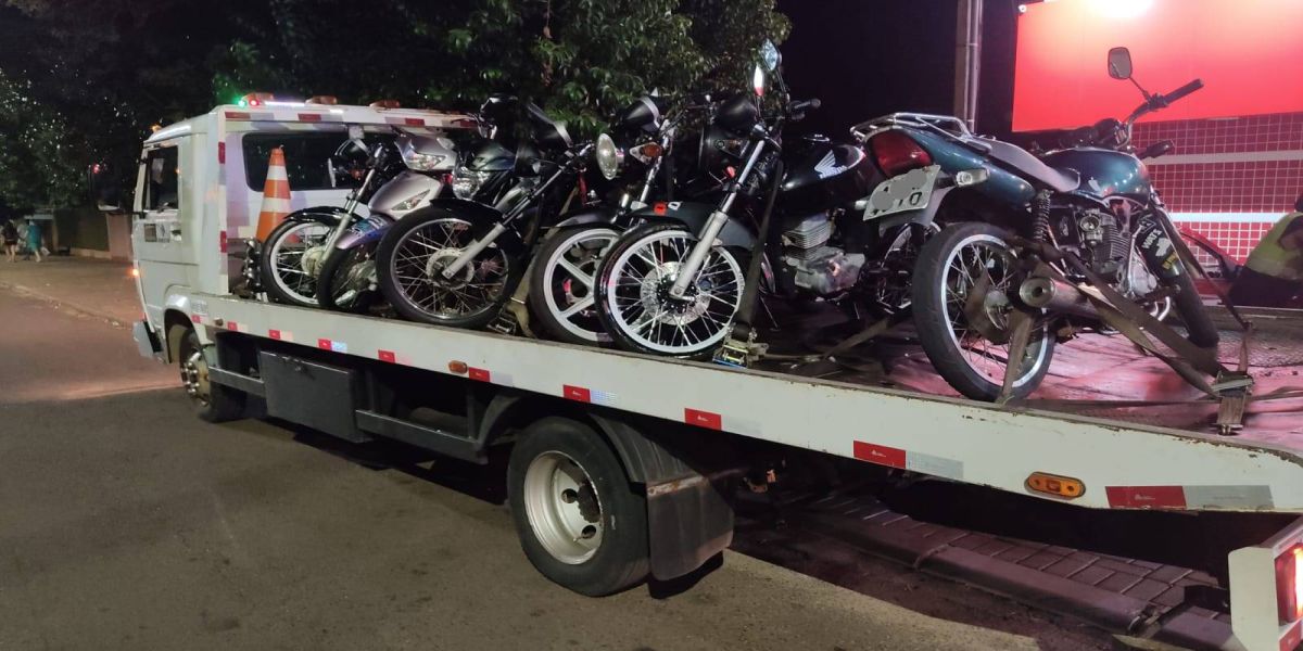 Sete motocicletas e um carro são recolhidos durante operação da PM no Jardim Clarito