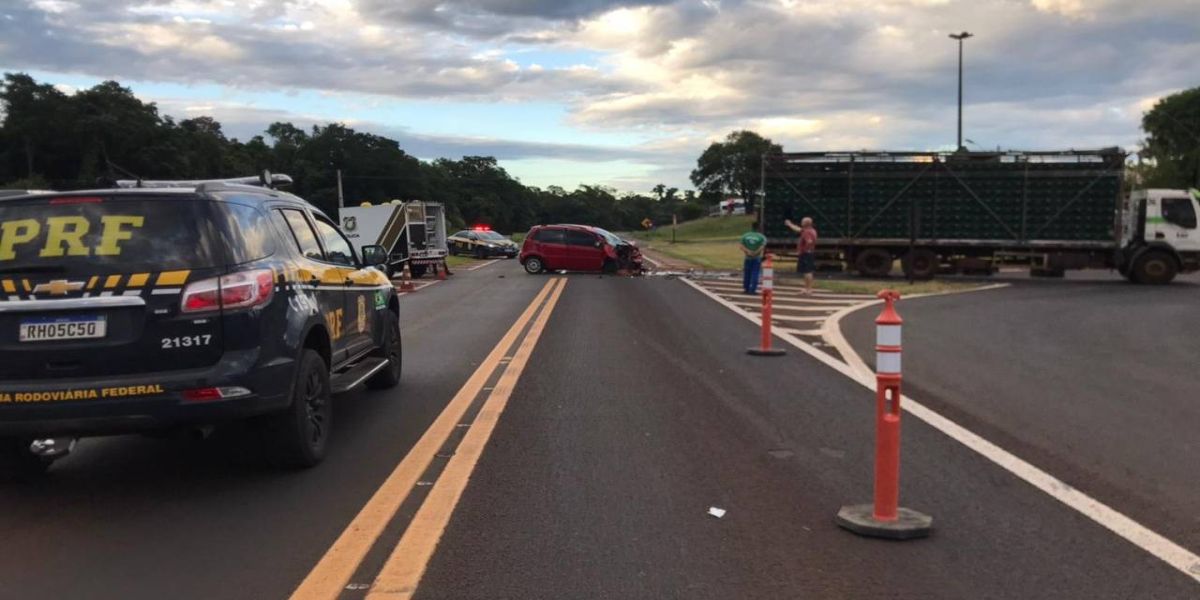 Mulher de 44 anos morre após forte colisão entre carro e caminhão na BR 277 em Céu Azul